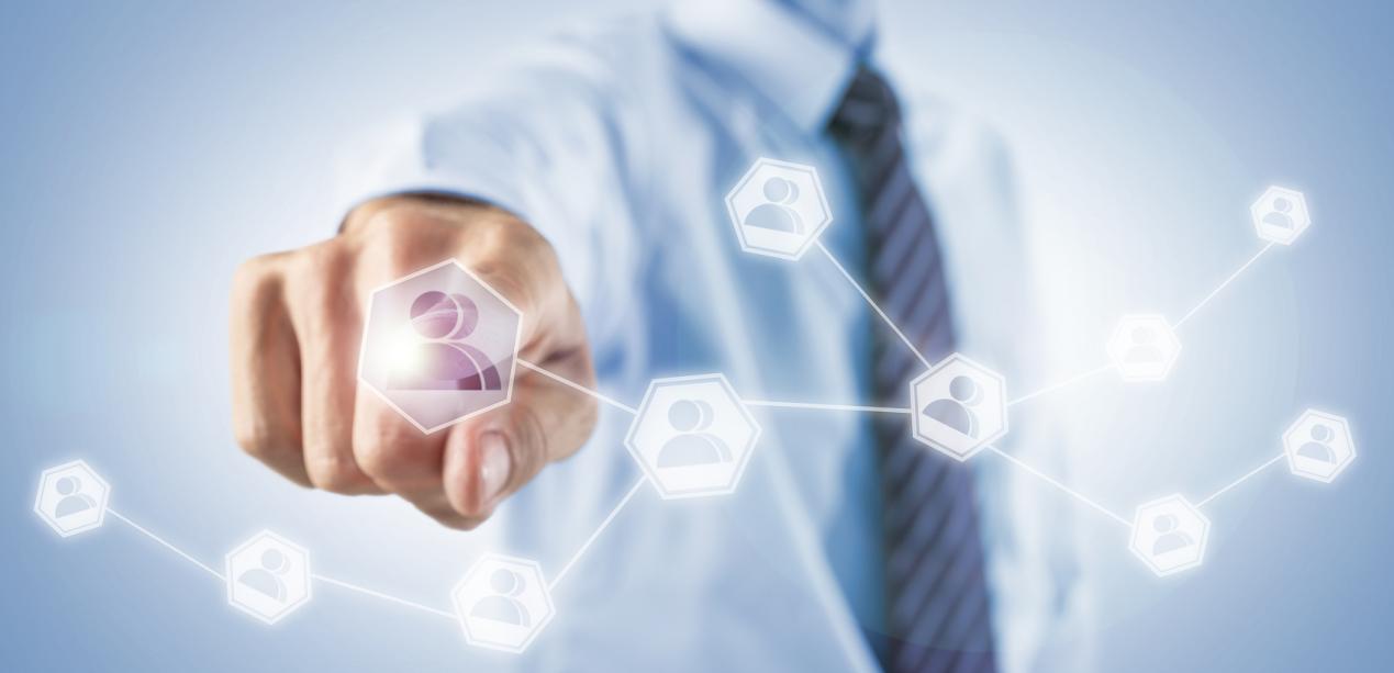 商人在他的网络上添加社交朋友